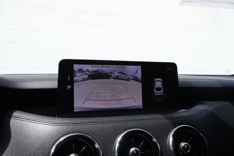 Kia Stinger Vehicle Full-screen Gallery Image 28