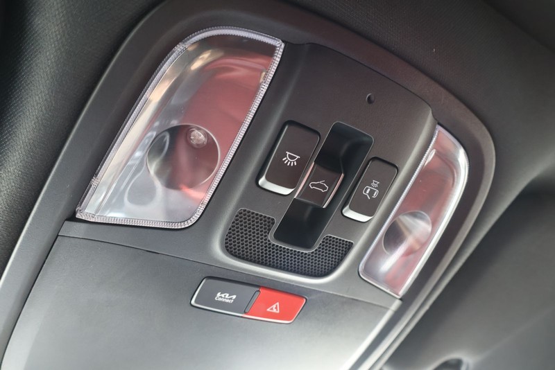 Kia Stinger Vehicle Full-screen Gallery Image 30