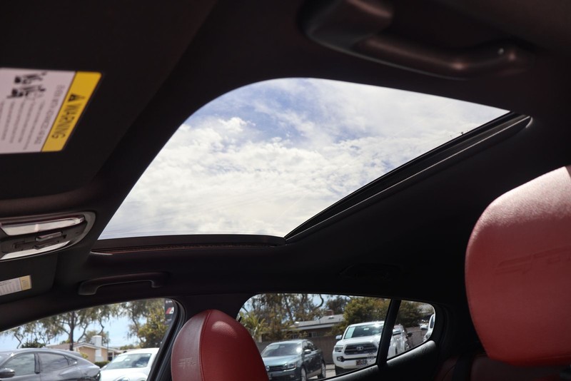 Kia Stinger Vehicle Full-screen Gallery Image 31