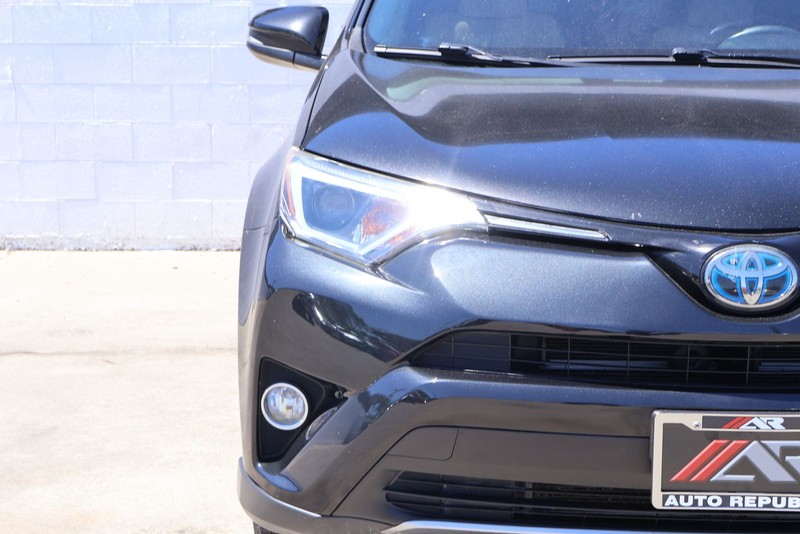 Toyota RAV4 Hybrid Vehicle Full-screen Gallery Image 03