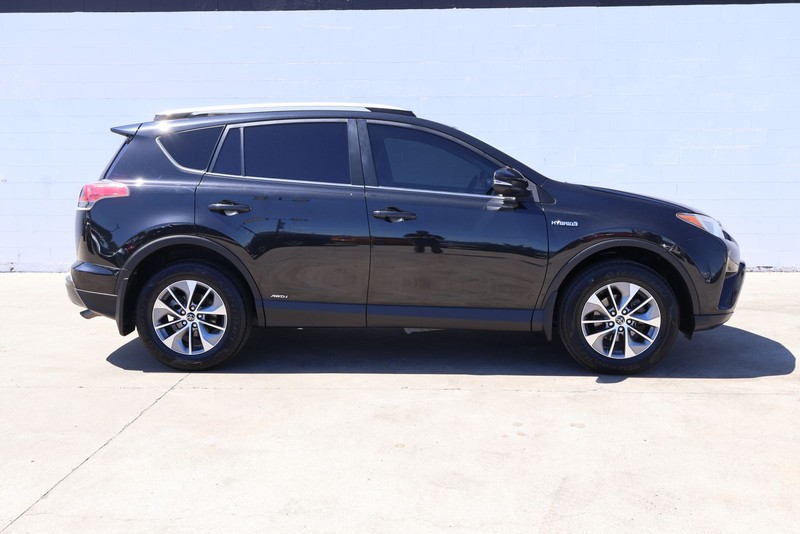 Toyota RAV4 Hybrid Vehicle Full-screen Gallery Image 04