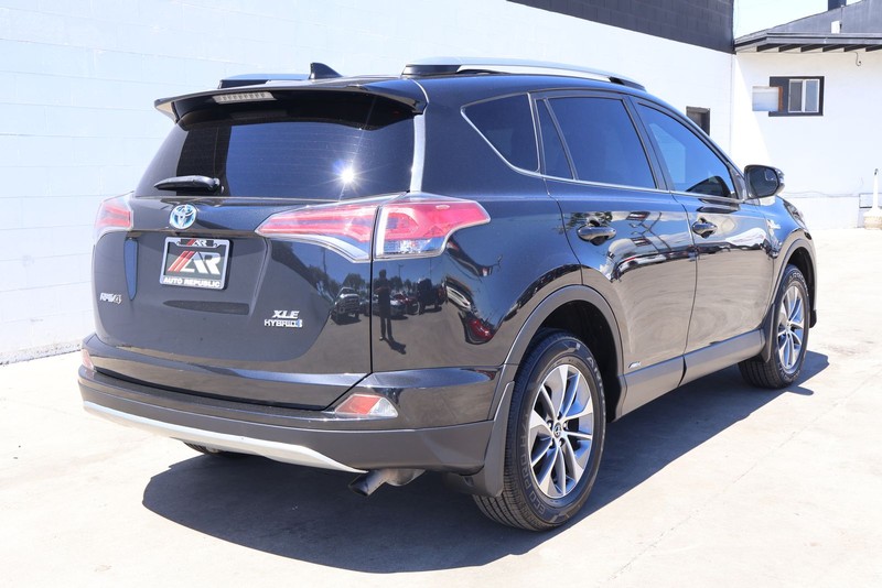 Toyota RAV4 Hybrid Vehicle Full-screen Gallery Image 05
