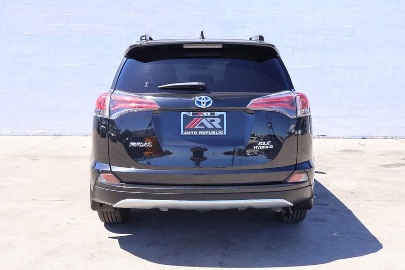 Toyota RAV4 Hybrid Vehicle Full-screen Gallery Image 06