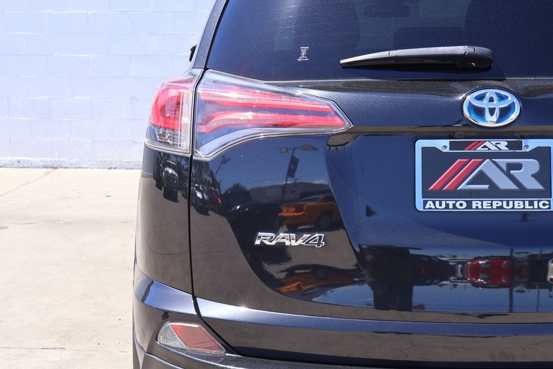 Toyota RAV4 Hybrid Vehicle Full-screen Gallery Image 07