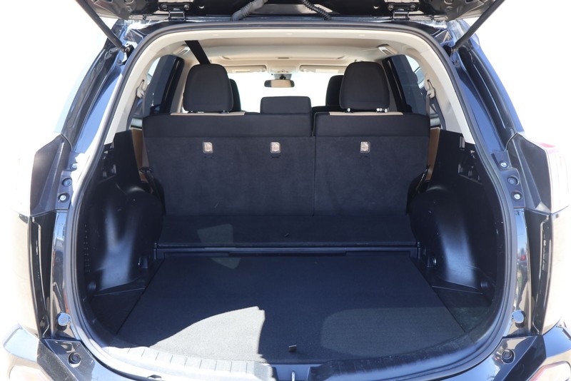 Toyota RAV4 Hybrid Vehicle Full-screen Gallery Image 08