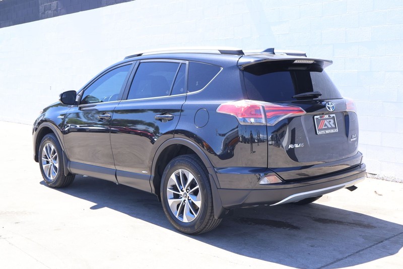 Toyota RAV4 Hybrid Vehicle Full-screen Gallery Image 09