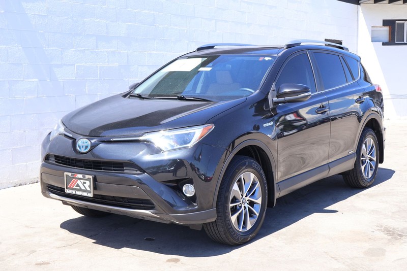 Toyota RAV4 Hybrid Vehicle Full-screen Gallery Image 11