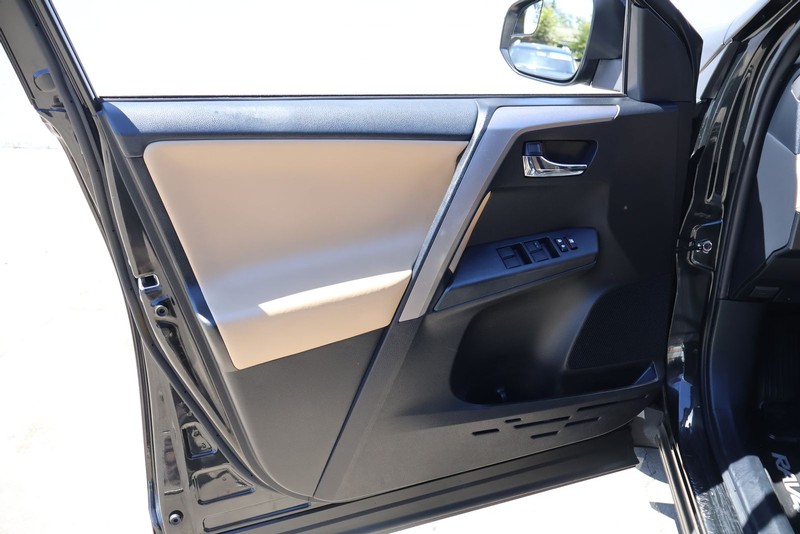 Toyota RAV4 Hybrid Vehicle Full-screen Gallery Image 13
