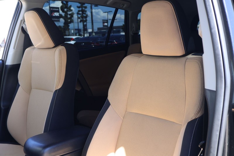 Toyota RAV4 Hybrid Vehicle Full-screen Gallery Image 16