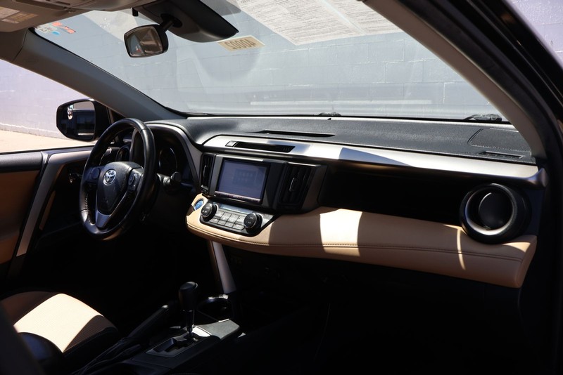 Toyota RAV4 Hybrid Vehicle Full-screen Gallery Image 17
