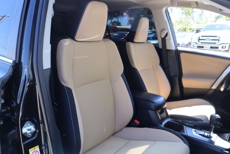 Toyota RAV4 Hybrid Vehicle Full-screen Gallery Image 18