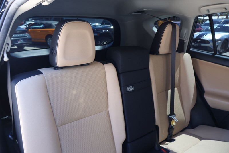 Toyota RAV4 Hybrid Vehicle Full-screen Gallery Image 19
