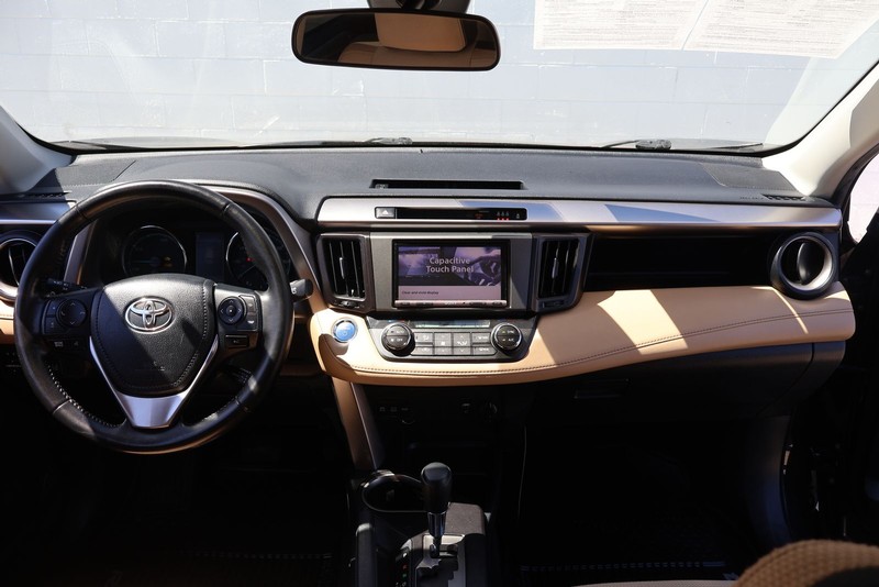 Toyota RAV4 Hybrid Vehicle Full-screen Gallery Image 20