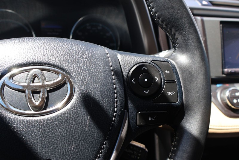 Toyota RAV4 Hybrid Vehicle Full-screen Gallery Image 24