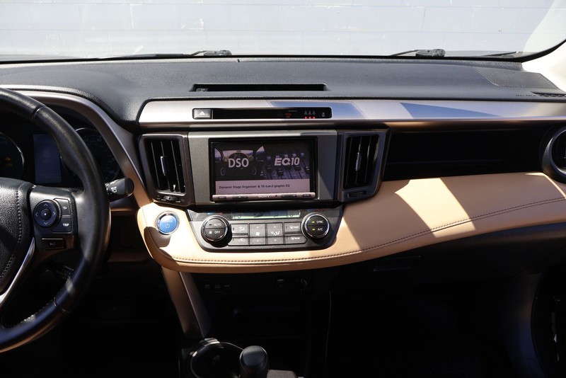 Toyota RAV4 Hybrid Vehicle Full-screen Gallery Image 25