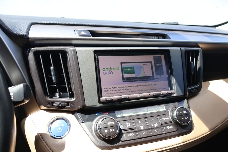 Toyota RAV4 Hybrid Vehicle Full-screen Gallery Image 26