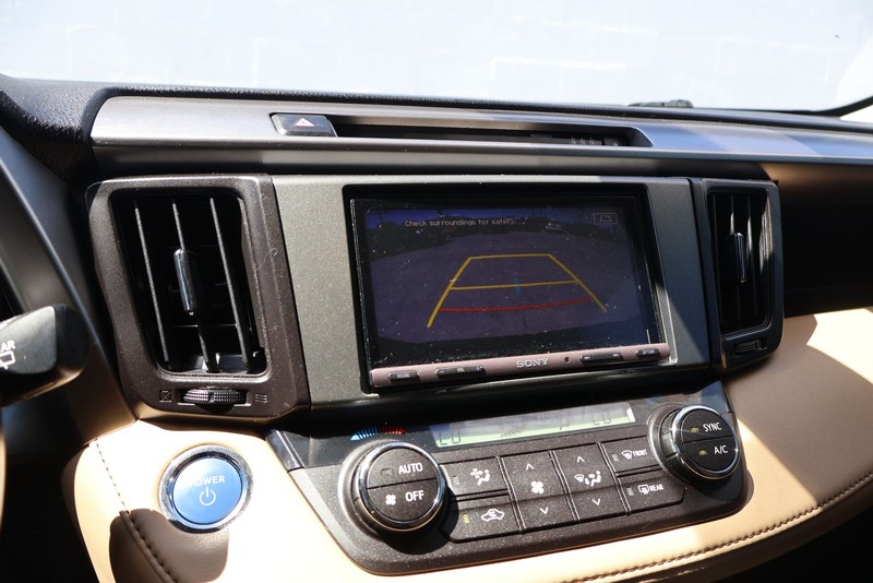 Toyota RAV4 Hybrid Vehicle Full-screen Gallery Image 27