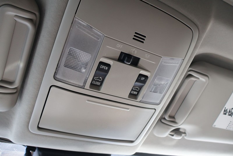 Toyota RAV4 Hybrid Vehicle Full-screen Gallery Image 30