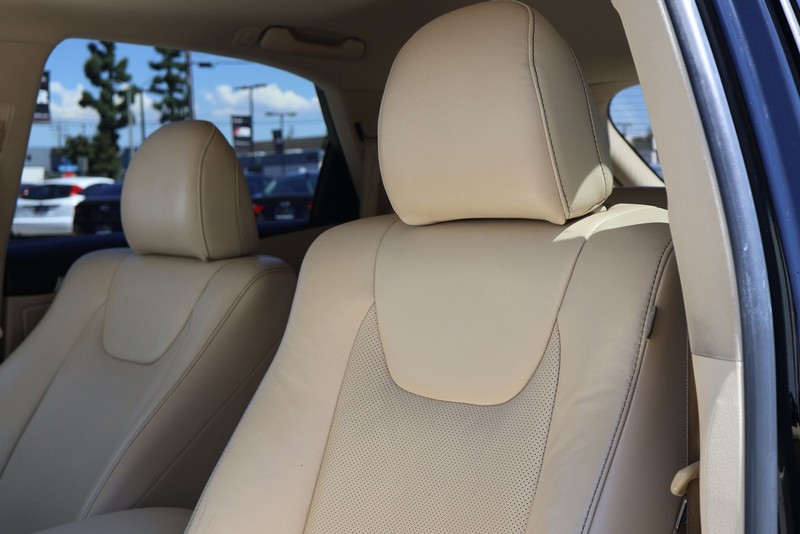 Lexus RX 350 Vehicle Full-screen Gallery Image 17