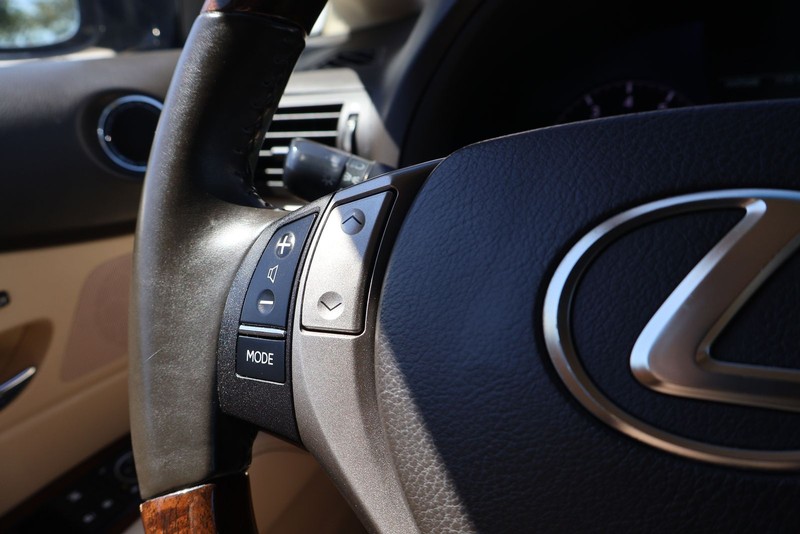 Lexus RX 350 Vehicle Full-screen Gallery Image 24