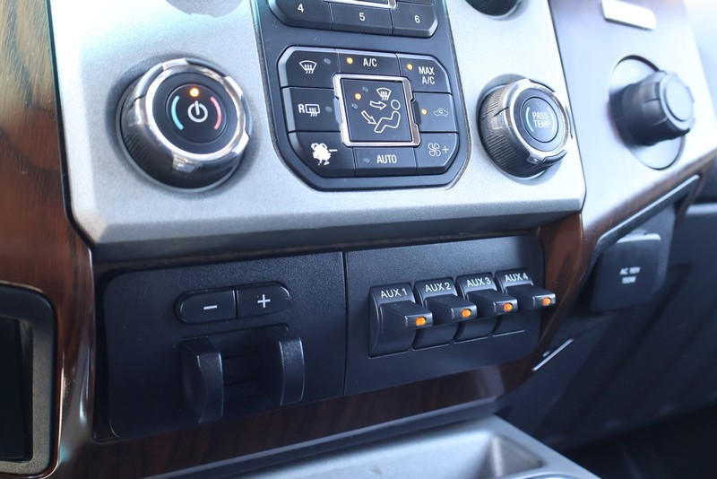 Ford Super Duty F-250 SRW Vehicle Full-screen Gallery Image 29