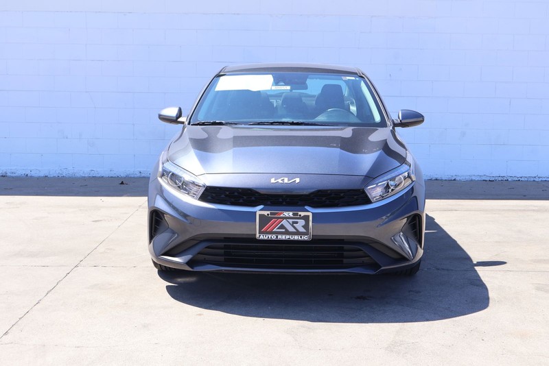 Kia Forte Vehicle Full-screen Gallery Image 02