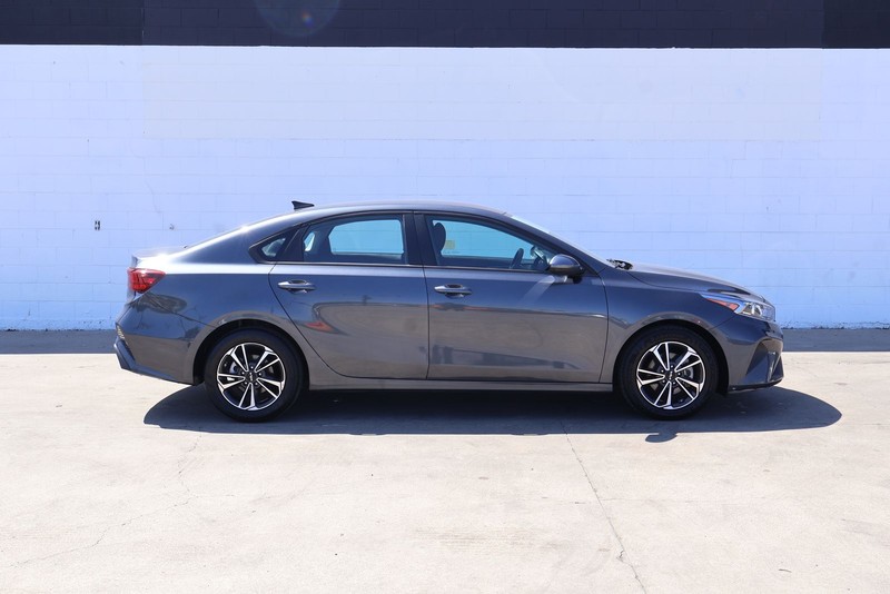 Kia Forte Vehicle Full-screen Gallery Image 04