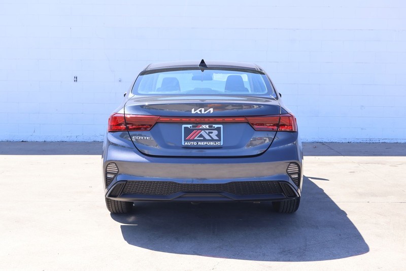 Kia Forte Vehicle Full-screen Gallery Image 06