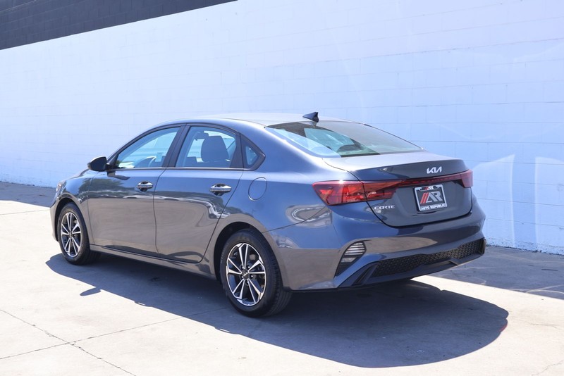 Kia Forte Vehicle Full-screen Gallery Image 09