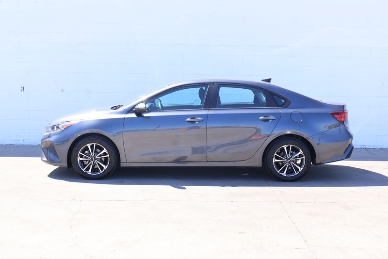 Kia Forte Vehicle Full-screen Gallery Image 10