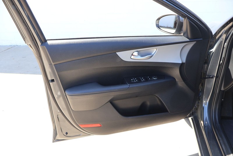 Kia Forte Vehicle Full-screen Gallery Image 13