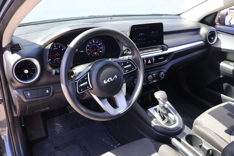Kia Forte Vehicle Full-screen Gallery Image 14