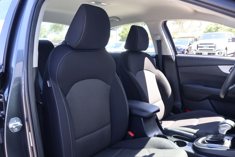 Kia Forte Vehicle Full-screen Gallery Image 17
