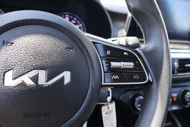 Kia Forte Vehicle Full-screen Gallery Image 23