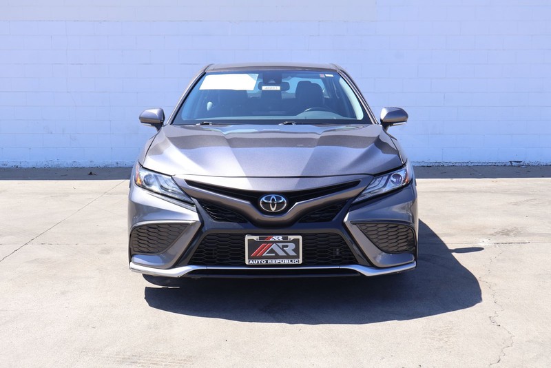 Toyota Camry Vehicle Full-screen Gallery Image 02