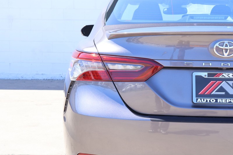 Toyota Camry Vehicle Full-screen Gallery Image 07
