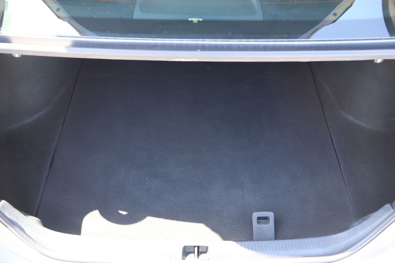 Toyota Camry Vehicle Full-screen Gallery Image 08
