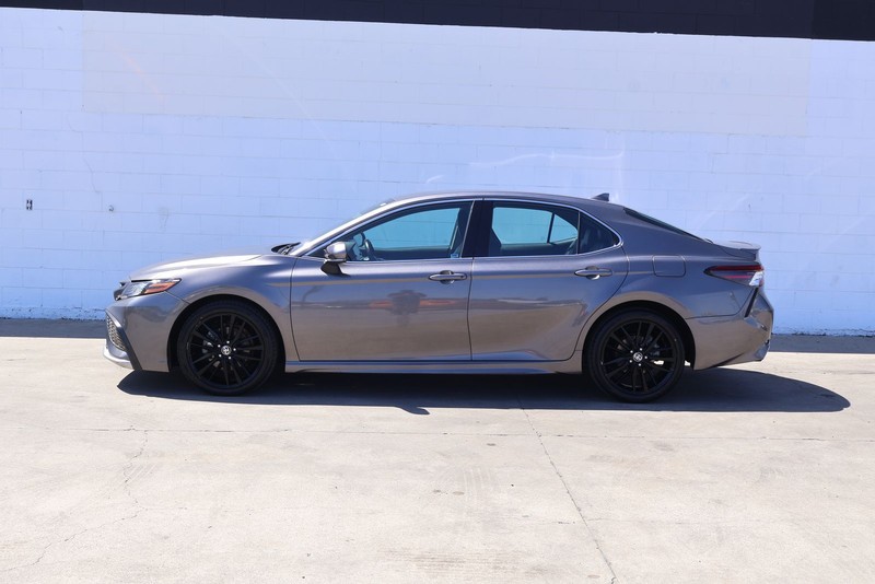 Toyota Camry Vehicle Full-screen Gallery Image 10