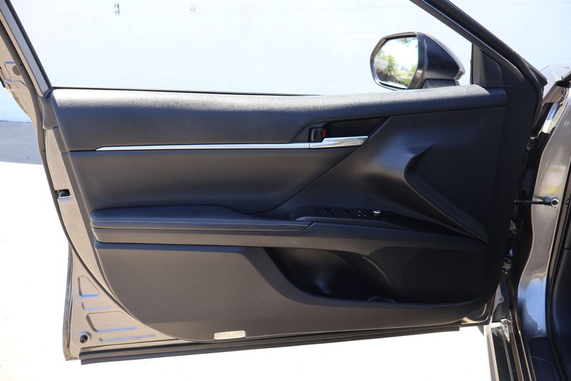 Toyota Camry Vehicle Full-screen Gallery Image 14