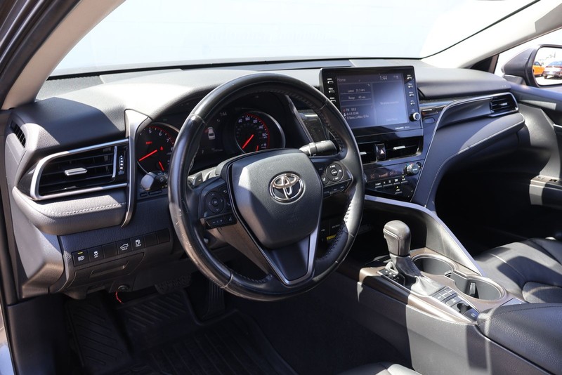 Toyota Camry Vehicle Full-screen Gallery Image 15