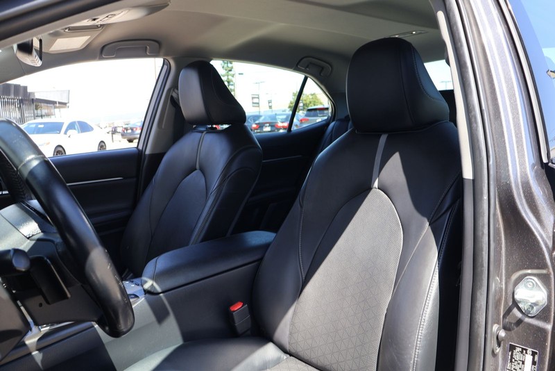 Toyota Camry Vehicle Full-screen Gallery Image 16