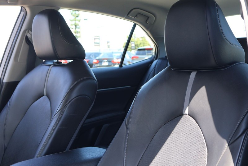 Toyota Camry Vehicle Full-screen Gallery Image 17