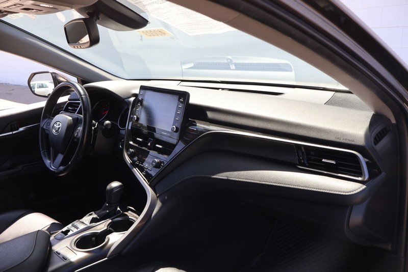 Toyota Camry Vehicle Full-screen Gallery Image 18
