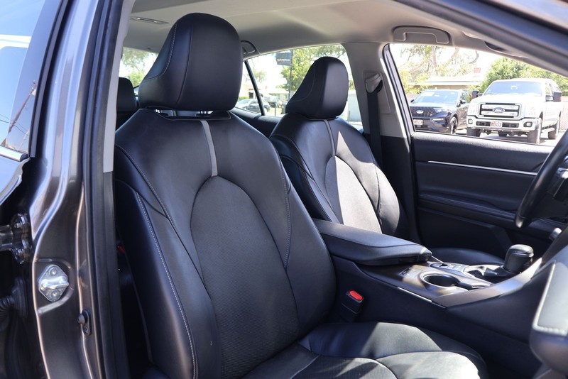 Toyota Camry Vehicle Full-screen Gallery Image 19