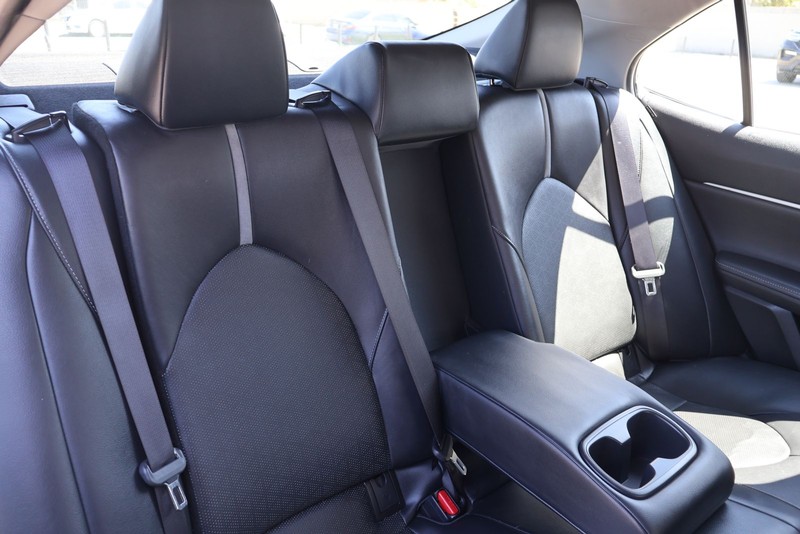 Toyota Camry Vehicle Full-screen Gallery Image 20