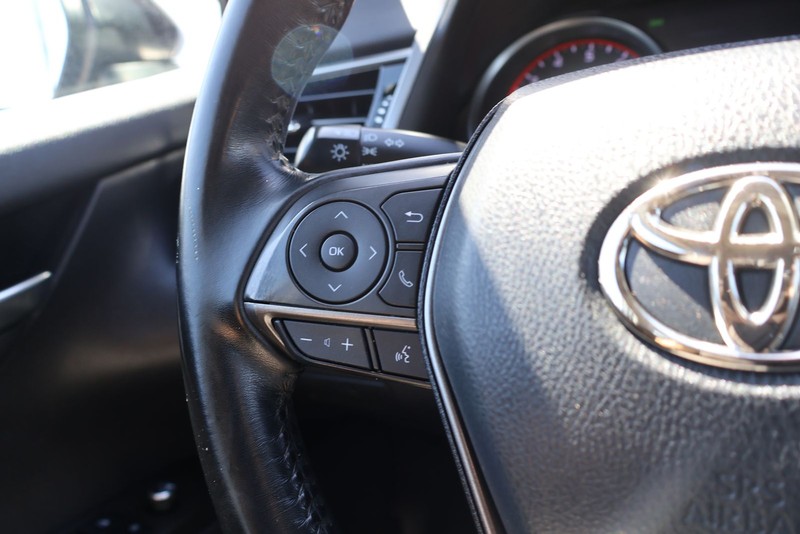 Toyota Camry Vehicle Full-screen Gallery Image 24