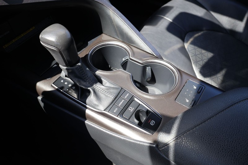 Toyota Camry Vehicle Full-screen Gallery Image 29