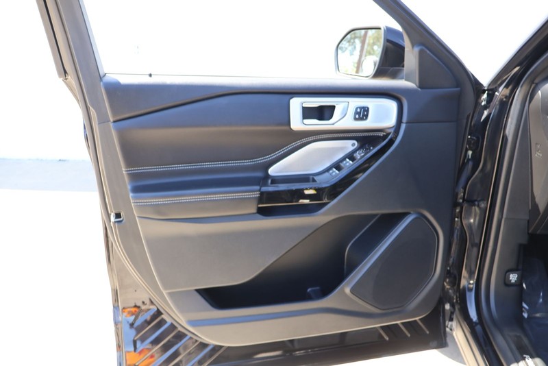 Ford Explorer Vehicle Full-screen Gallery Image 15