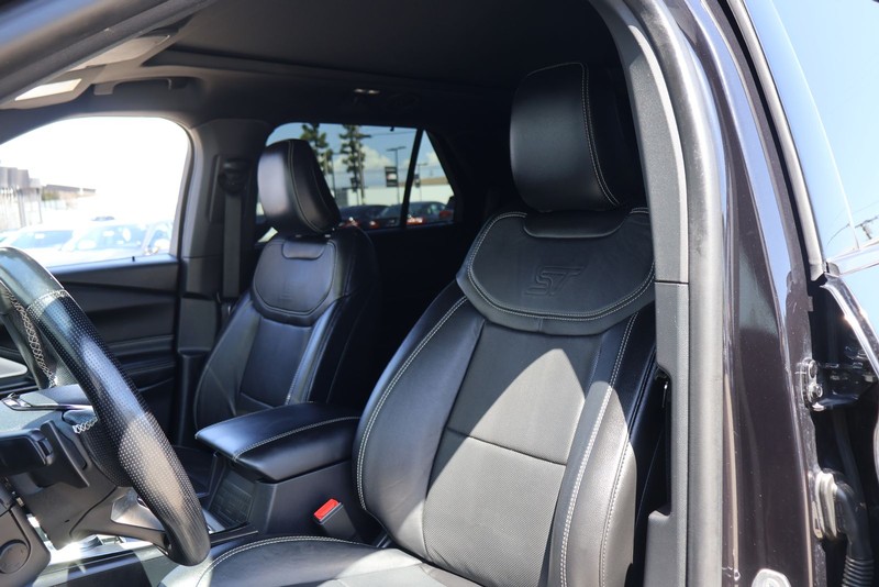 Ford Explorer Vehicle Full-screen Gallery Image 17