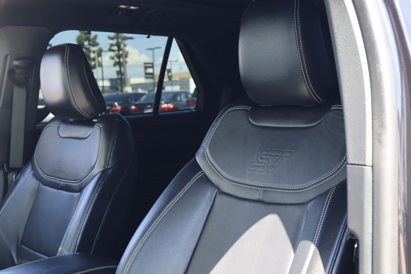Ford Explorer Vehicle Full-screen Gallery Image 18